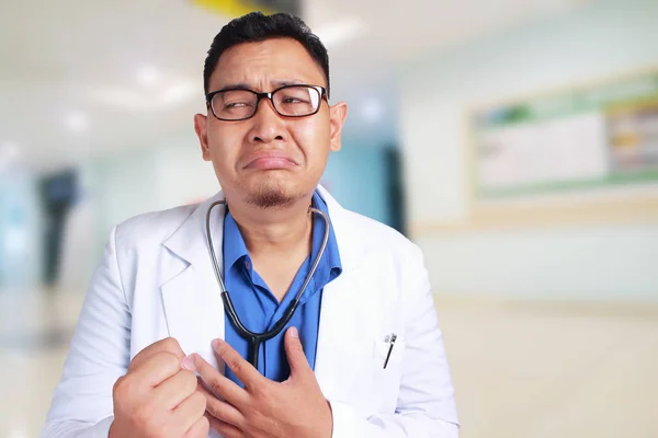 Triste engraçado médico chorando — Fotografia de Stock