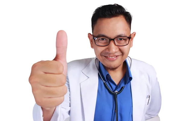 Divertido doctor sonriendo pulgar hacia arriba — Foto de Stock