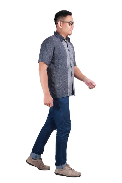 Jeune homme asiatique debout portant chemise Batik — Photo