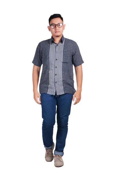 Молоді азіатські чоловік, що стоїть носить сорочку батік — стокове фото