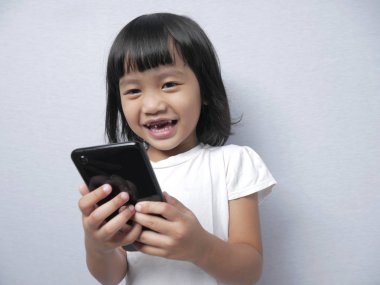 Akıllı Telefon Cihazlı Küçük Kız