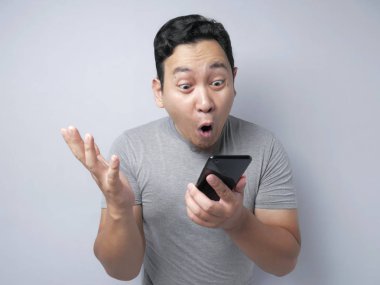 Mutlu adam akıllı telefon arayan şok