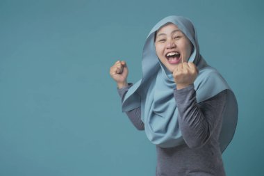 Müslüman hareketi kazanan ile gülümseyen kadın