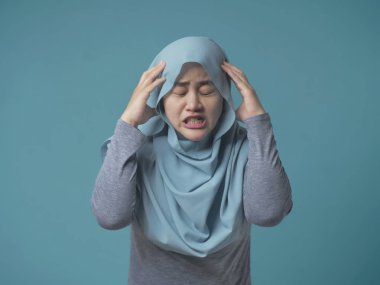 Başı ağrıyan Müslüman Kadın