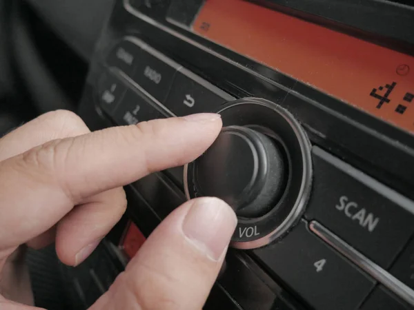 カーラジオのドライバーの手押しボタン — ストック写真