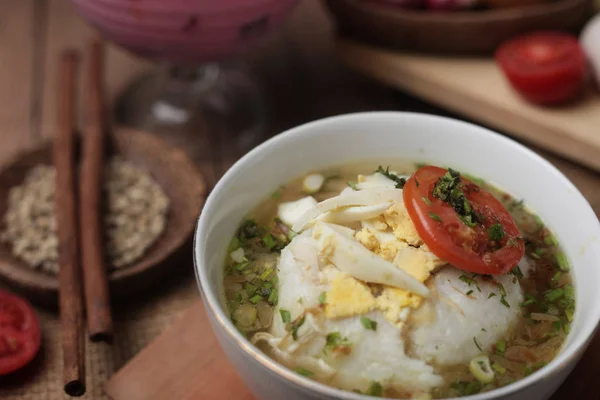 Бубур Айям или индонезийская куриная каша с супом — стоковое фото