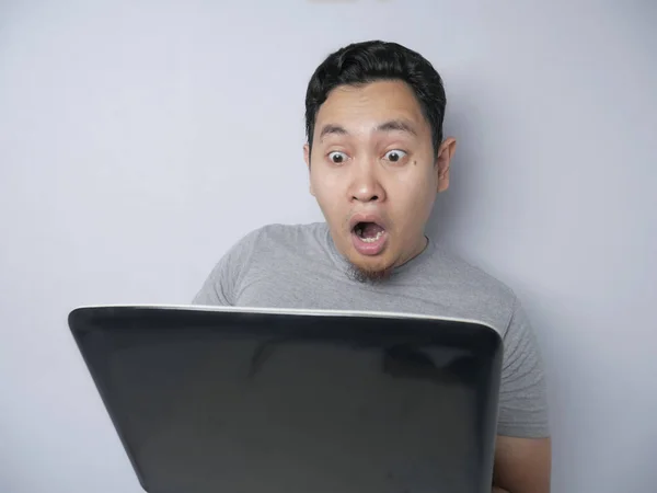 Engraçado asiático homem chocado quando olhando para seu laptop — Fotografia de Stock