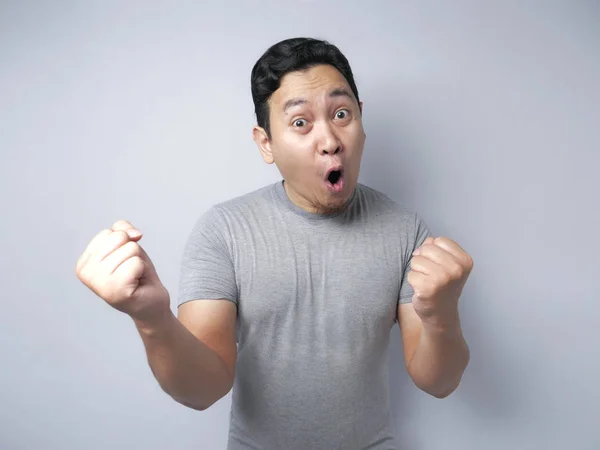 Vicces ázsiai férfi megmutatja meglepett boldog kifejezését — Stock Fotó