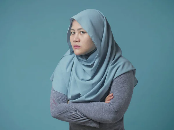 Wütende Muslimin blickt in Kamera — Stockfoto