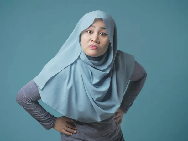 Rozzlobená Muslimská žena pohled na kameru — Stock fotografie