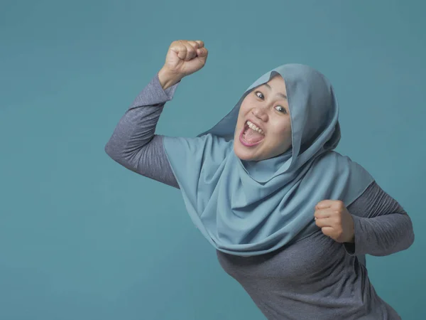 Feliz engraçado asiático muçulmano mulher dançando cheio de alegria — Fotografia de Stock