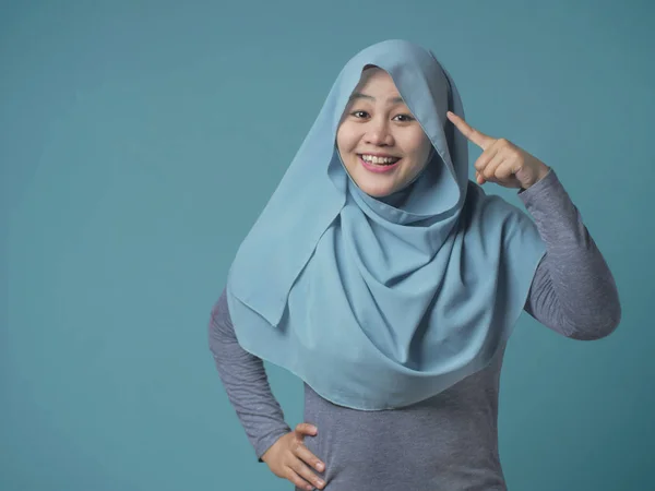 Smart Muslim Woman Pointing on Her Head and Smile — Stock Photo, Image