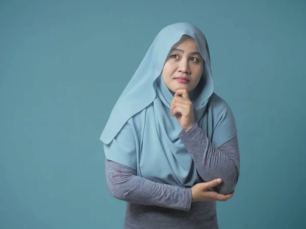 Muslim Businesswoman Thinking Something, Looking to the Side — Stock Photo, Image