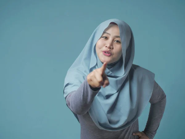 Bela senhora muçulmana sorrindo e apontando para a frente — Fotografia de Stock