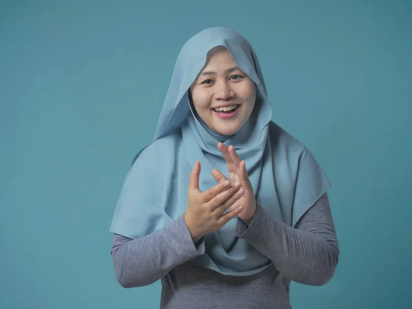 Happy Asian Mislim Woman Clap Hands — Stok Foto