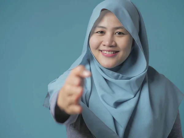 Muslimska businesswoman erbjuder hand Shake — Stockfoto