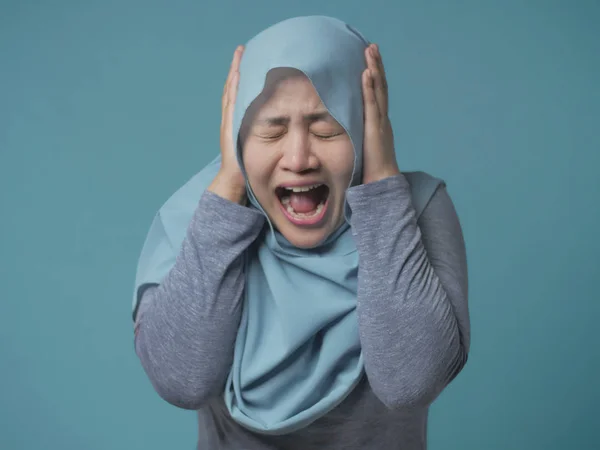 Asian Muslim Lady Close Her Ears and Scream — Stock Photo, Image