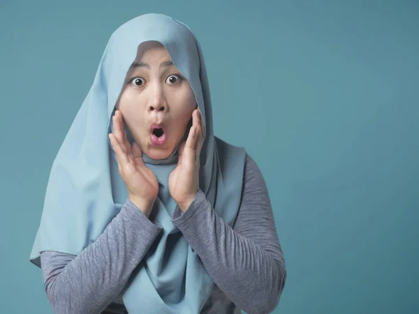 귀여운 무슬림 여자 쇼 오픈 입으로 놀란된 얼굴 충격 — 스톡 사진