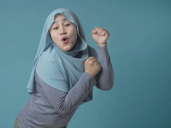 Lycklig rolig asiatisk muslimsk kvinna dansar full av glädje — Stockfoto