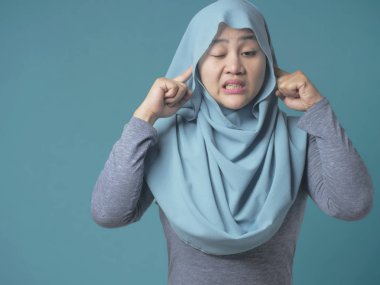 Asya Müslüman Bayan kulaklarını kapat