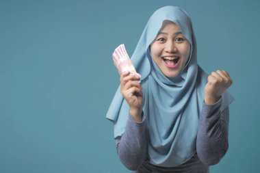 Endonezyalı Müslüman Kadın Rupiah Parasını Tutuyor