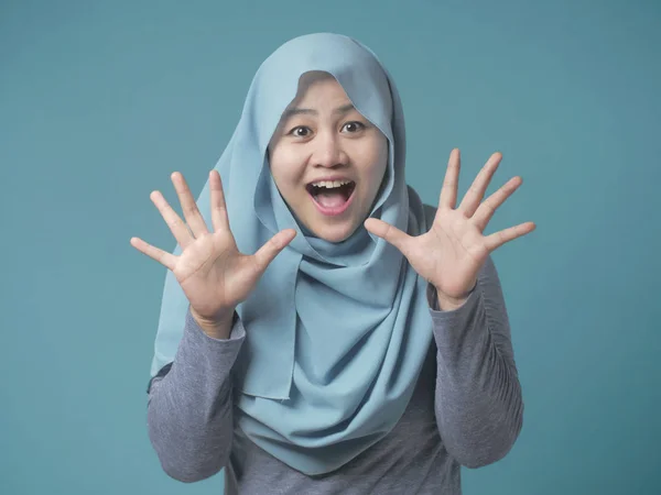 Glückliche Muslimin zeigt schockiertes überraschtes Gesicht mit offenem Mund — Stockfoto