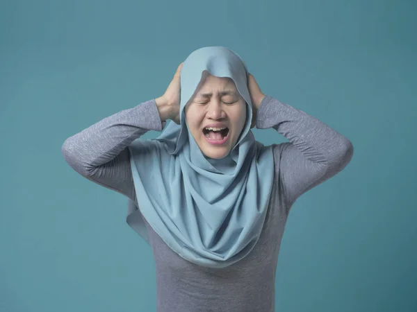 Asian Muslim Lady Close Her Ears and Scream — Stock Photo, Image