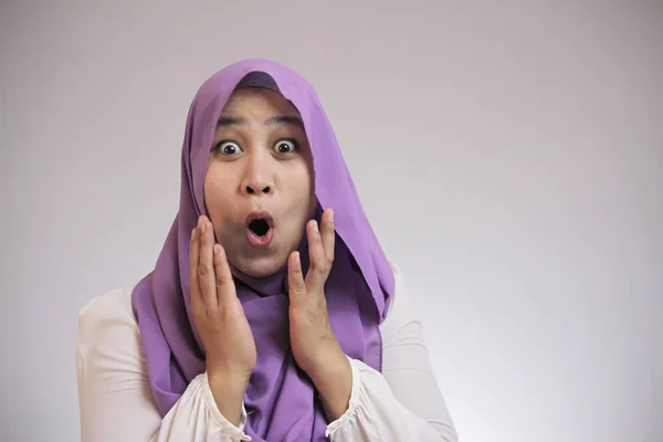 Cute Muslim Lady Menunjukkan Terkejut Wajah dengan Open Mouth — Stok Foto