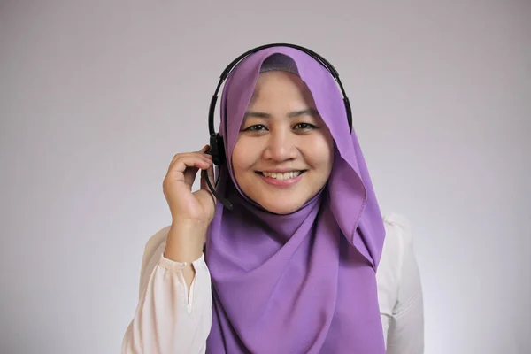 Operator Pusat Panggilan Wanita Muslim — Stok Foto