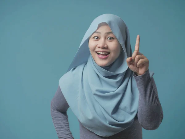 Muslim Woman Having Bright Idea, Looking at Camera Smiling and P — Stock Photo, Image