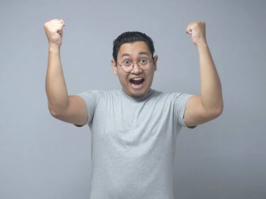 Komik Asyalı Adam Şaşırmış Mutlu İfade Gösteriyor