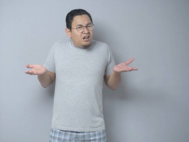 Asyalı adam shrug omuz ben jest bilmiyorum