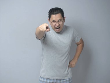 Kızgın adam veren uyarmak