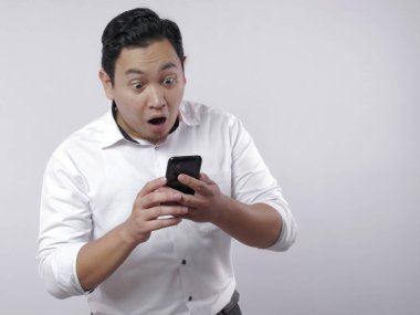 Genç adam mesaj okuma telefonda Sohbet Gestur şaşırttı