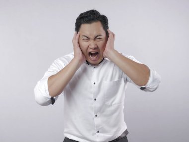 Genç adam bağırmaya, öfke jest