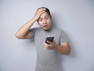 Genç adam mesaj okuma telefonda Sohbet Gestur şaşırttı