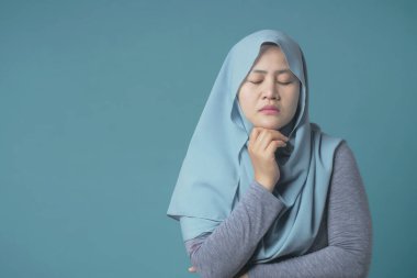 Müslüman kadın, gözlerini kapat ve düşün.