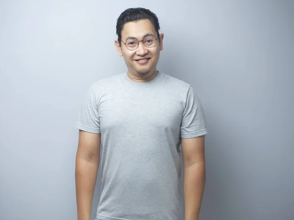 Divertido asiático hombre sonriendo — Foto de Stock