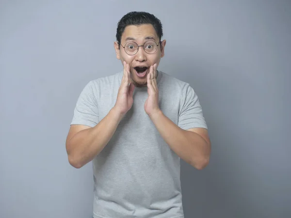 Engraçado asiático homem mostra surpreso feliz expressão — Fotografia de Stock