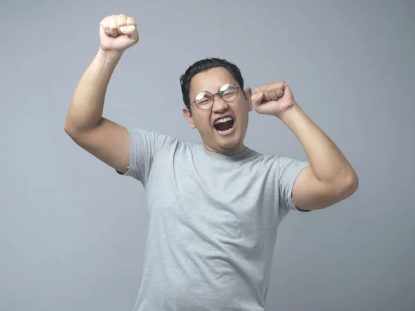Смішний азіатський чоловік показує здивований щасливий вираз — стокове фото