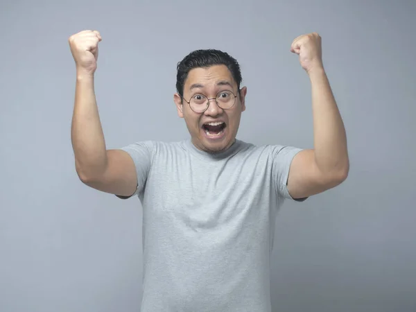 Lustige asiatische Mann zeigt überrascht glücklich Ausdruck — Stockfoto
