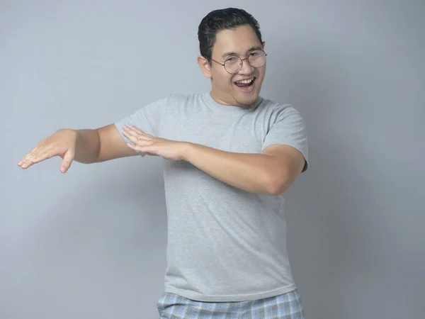 Glad rolig asiatisk Man dansar Full av glädje — Stockfoto