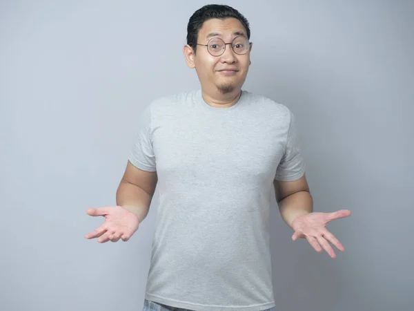 Asiatischer Mann zuckt mit den Schultern Ich weiß nicht, Geste — Stockfoto