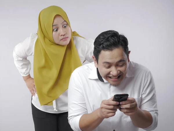 Muslim Couple Having Fight, Angry Wife Find Her Husband Cheating — Stok Foto