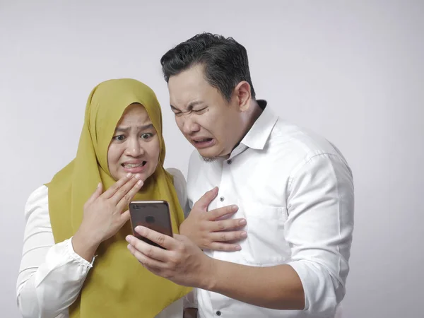 Pasangan Muslim Terkejut dan Khawatir Untuk Melihat Berita Buruk di Telepon — Stok Foto