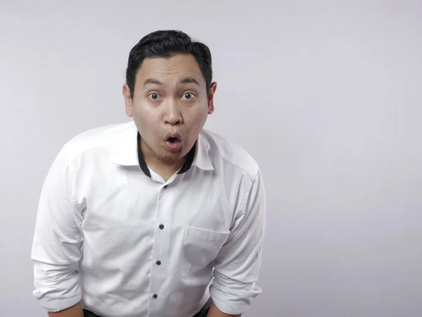 Divertido asiático hombre shock con abierto boca — Foto de Stock