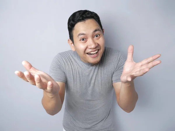 Asiático hombre sonriendo con abierto los brazos —  Fotos de Stock