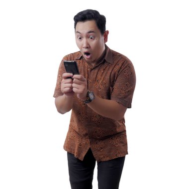 Genç adam mesaj okuma telefonda Sohbet Gestur şaşırttı