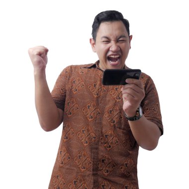 Komik genç Asyalı adam Tablet akıllı telefonda oyunlar oynamak