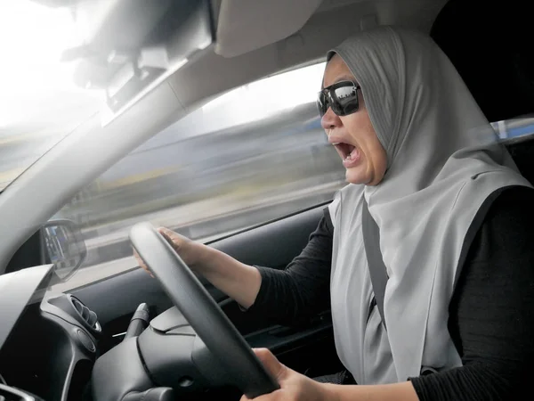 Choque señora conductor a punto de tener accidente —  Fotos de Stock